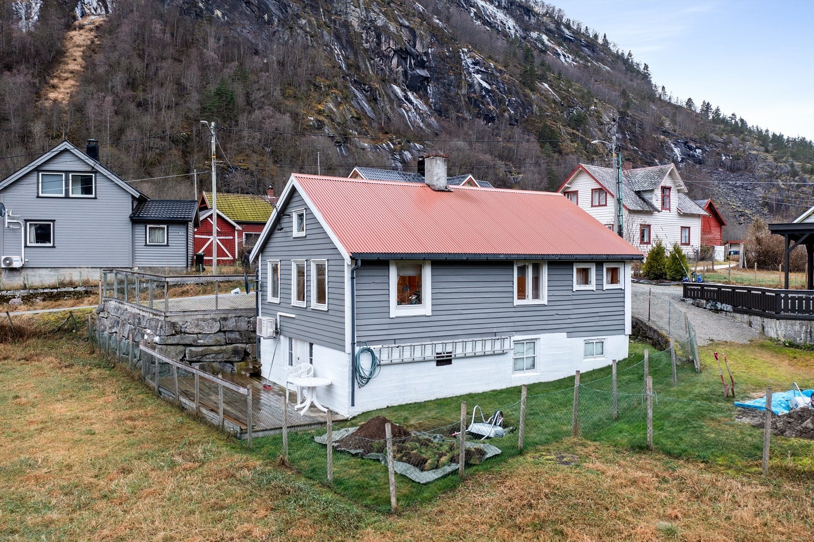 Einebustad/fritidsbustaden ligg i "Hessjabakken" på Røneid med gå-avstand skular, barnehage badeland og butikkar. Galleribilde