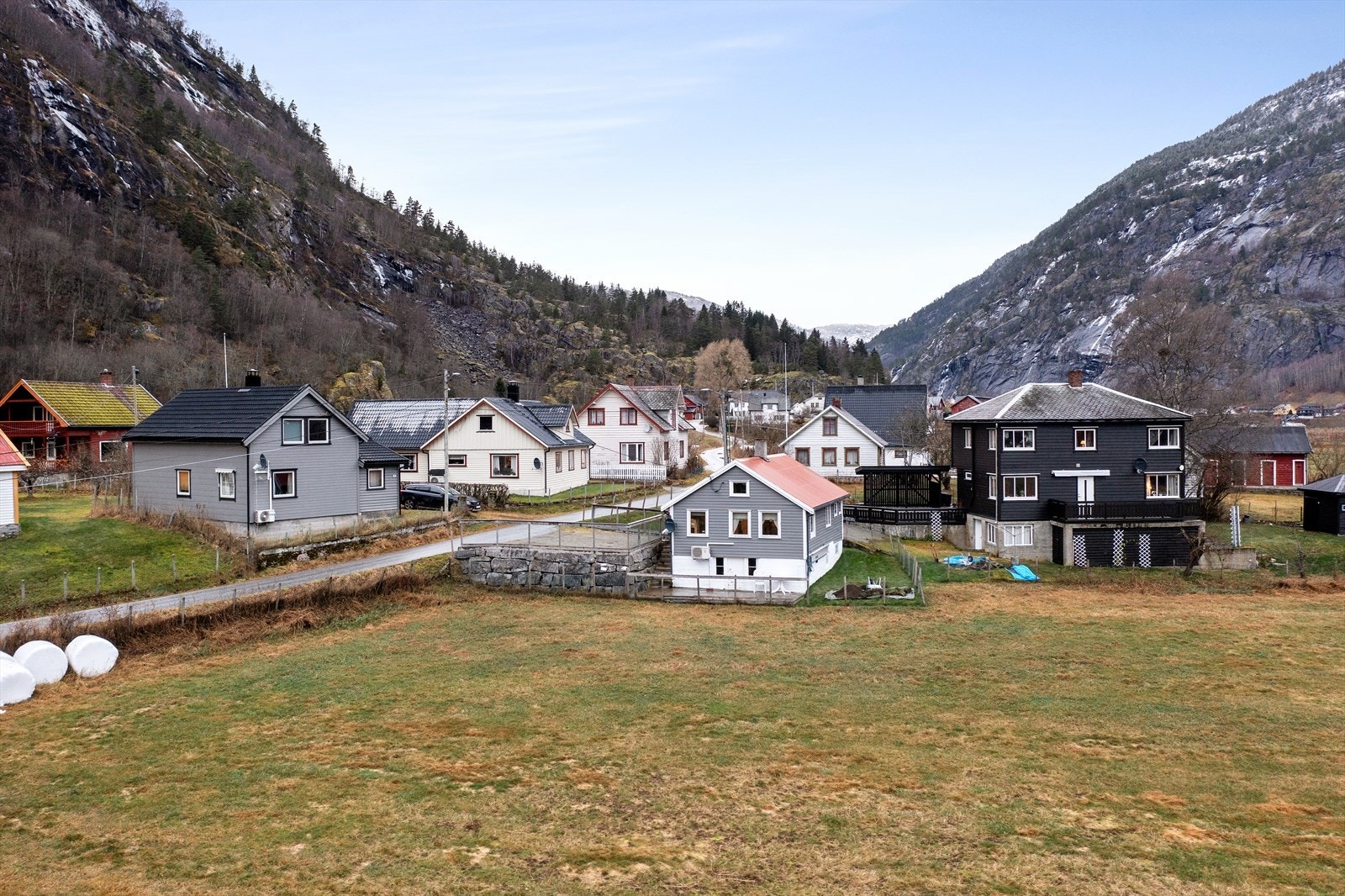 Tomta er opparbeida med parkeringsplass, terrasse og plen. Galleribilde