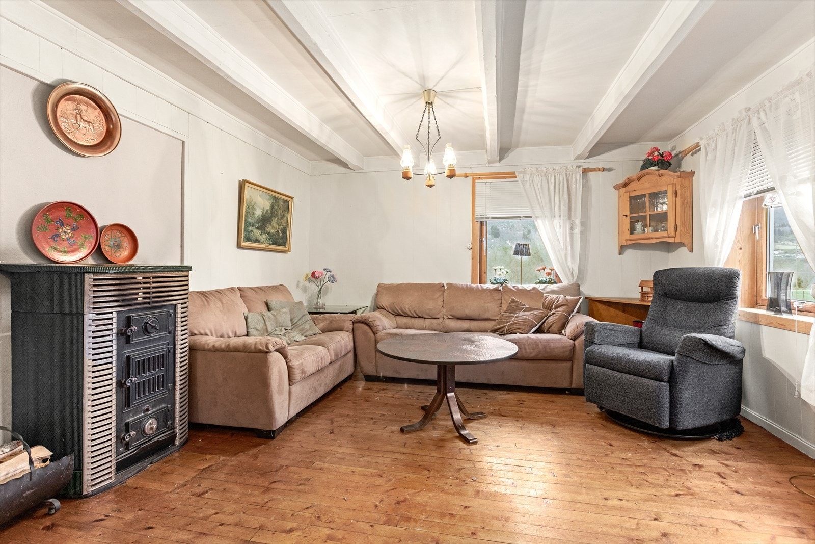 Det er kommunalt vatn og avlaup til septik-tank. Galleribilde