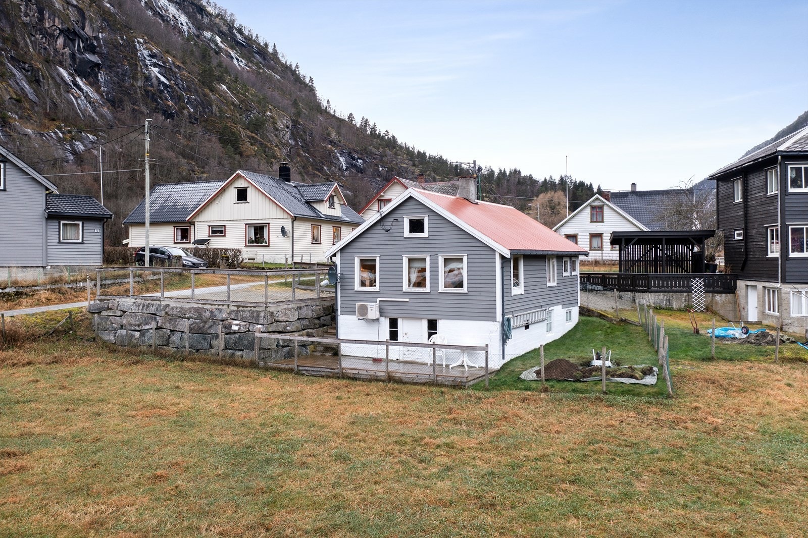 Eigedomen ligge fint til i enden av eit lite bustadfelt på Røneid i Gaupne. Galleribilde