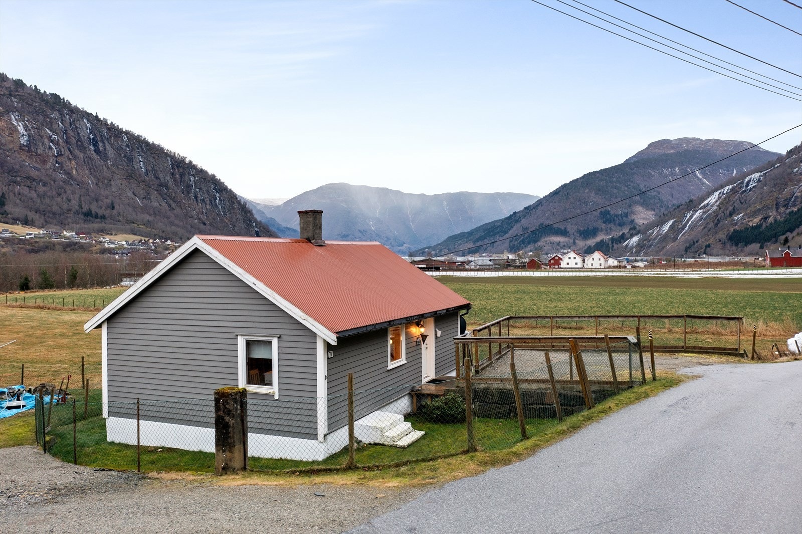 Utsikt mot sør og mot Molden. Det er opparbeida parkeringsplass med plass til 3 personbilar. Galleribilde