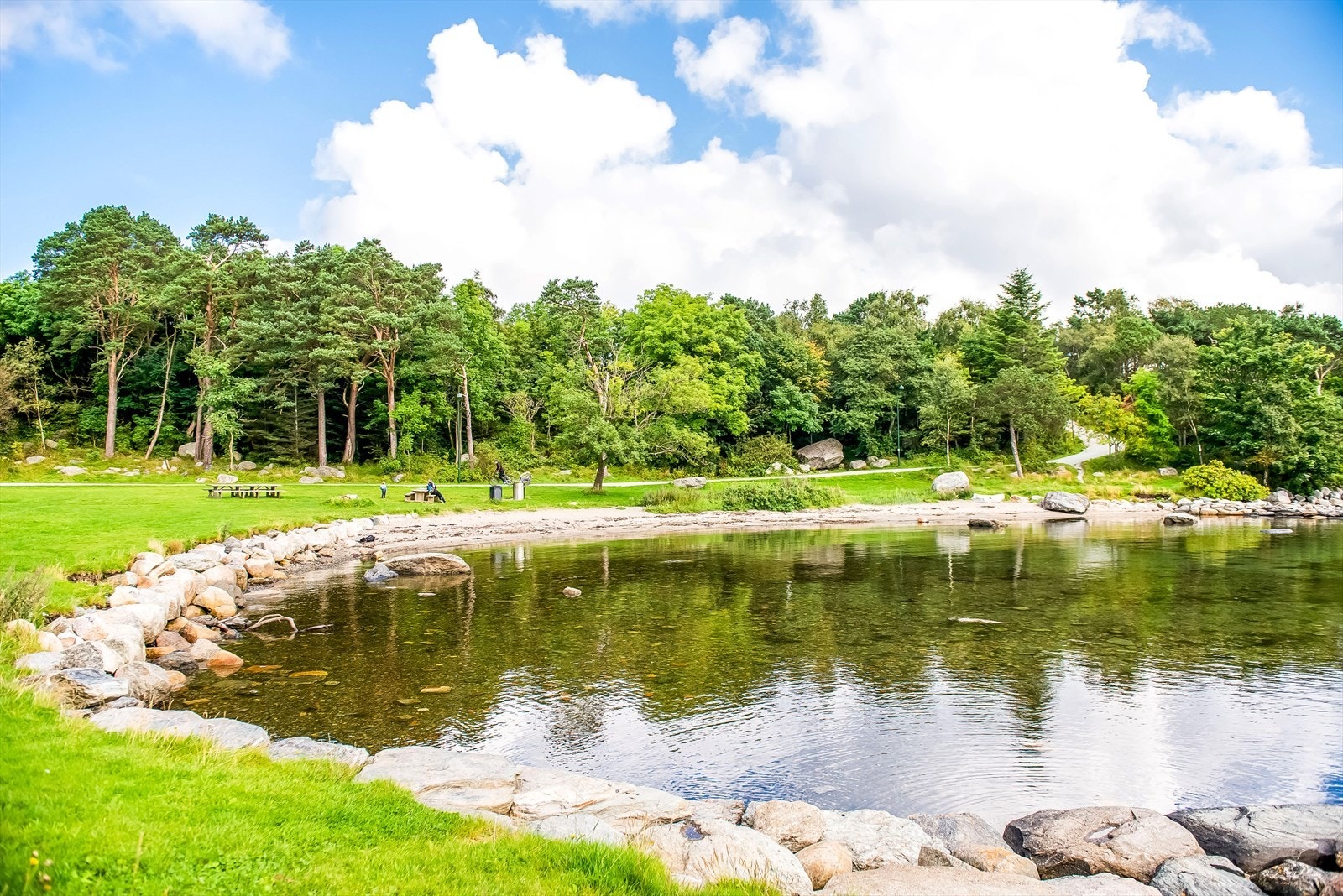Populære Godalen badestrand er i gåavstand fra leiligheten Galleribilde