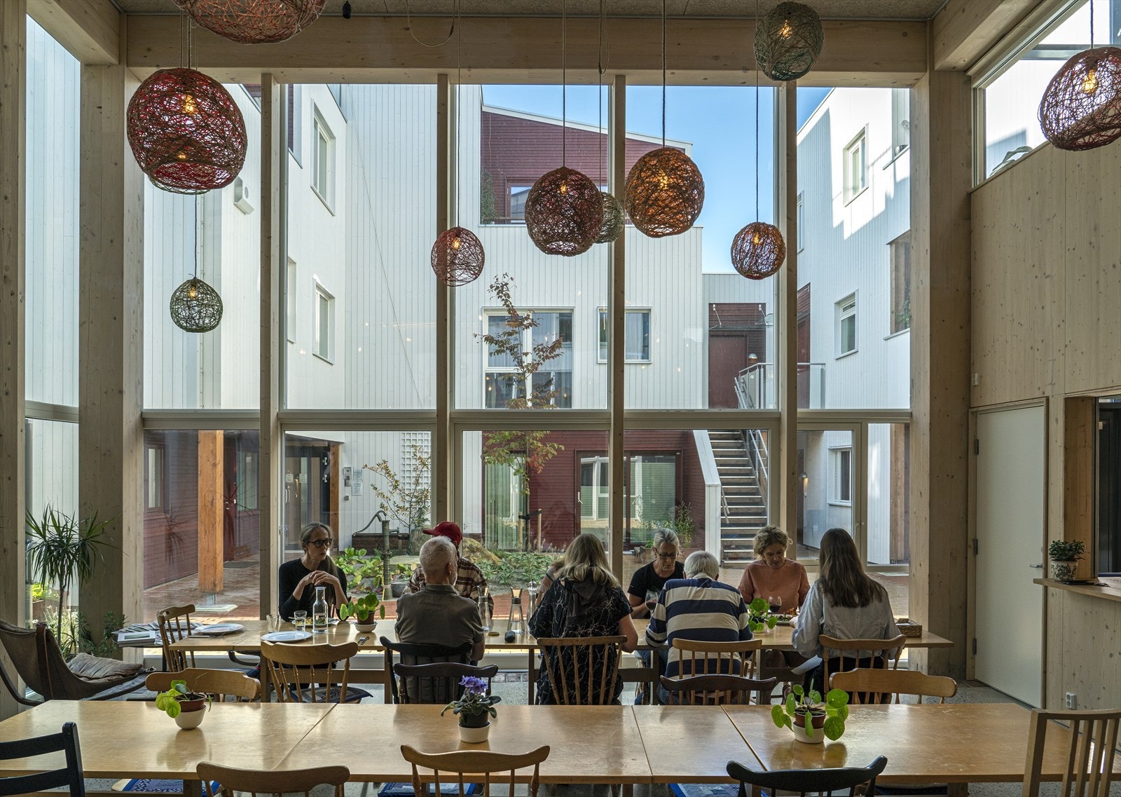 I Vindmøllebakken har du 500 kvadratmeter fellesarealer og muligheten for å være sammen med andre når du ønsker det. (Helen&Hard_photo_Jiri Havran) Galleribilde