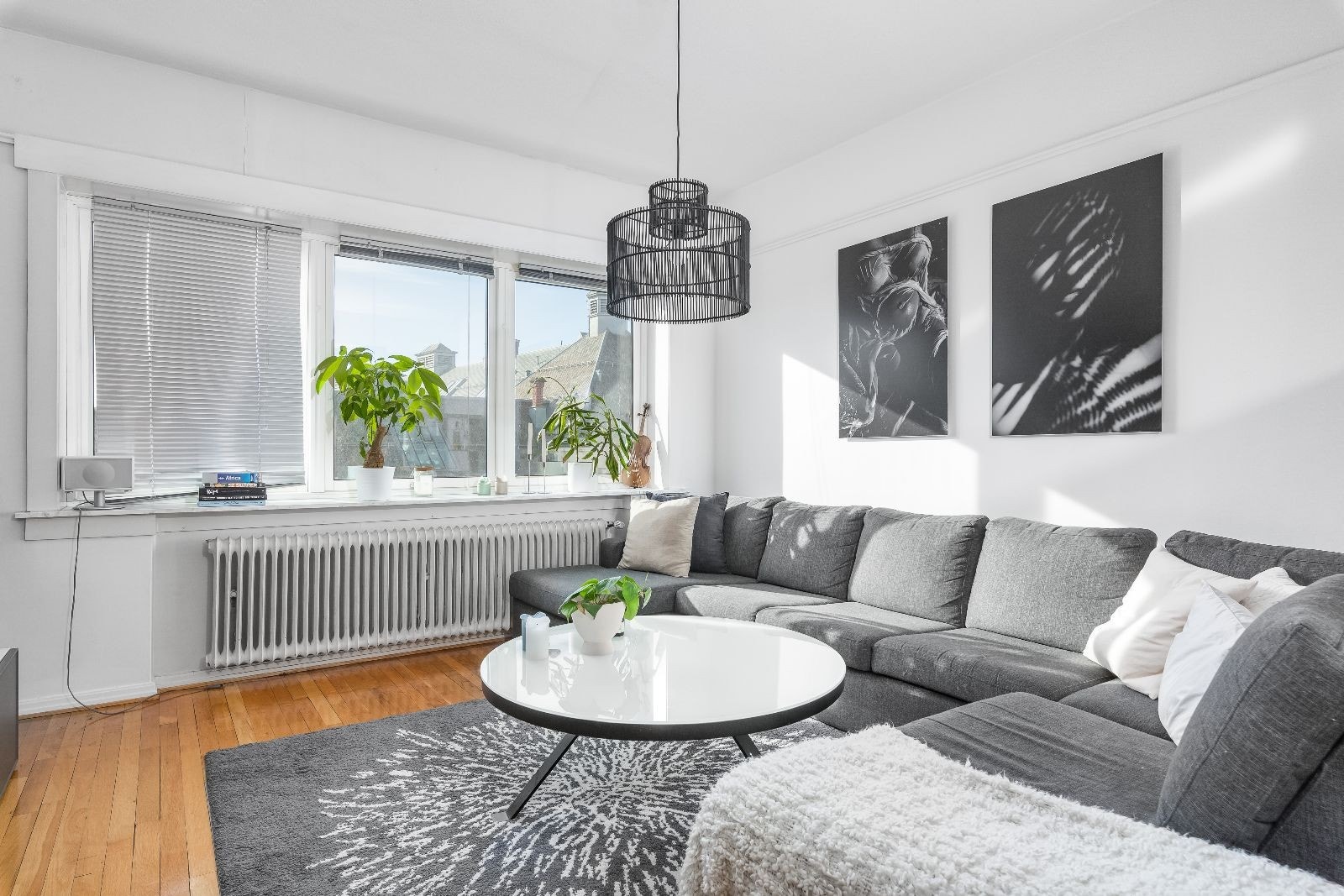 Stue med god plass til sofa og tv-bord Galleribilde