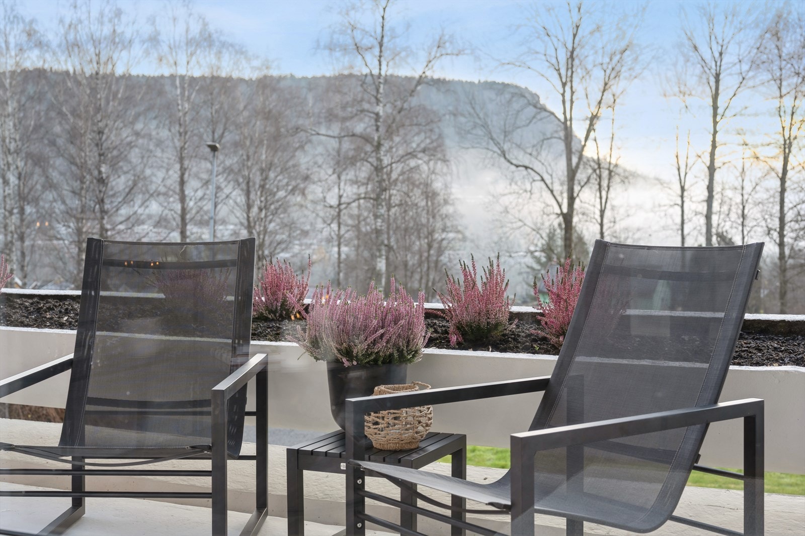 Svært god intern beliggenhet, høyt og fritt på øvre Rykkinn med marka som nærmeste nabo. Galleribilde