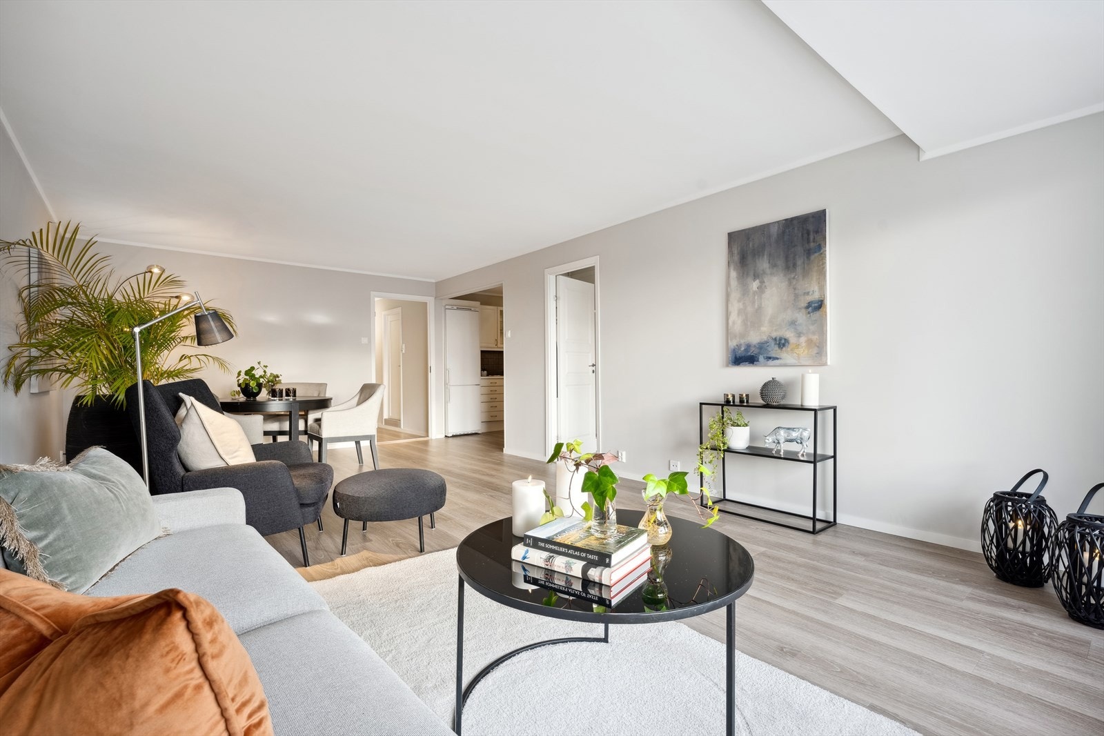 Både vegger og tak er nymalt i fine lyse harmoniske farger. Galleribilde