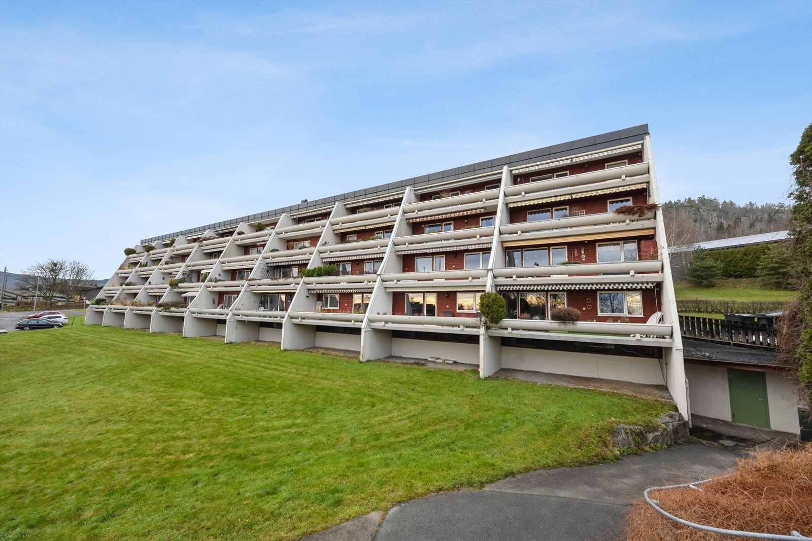 Svært attraktiv beliggende med meget enkel adkomst i høy 1 etasje. Ingen innsyn og flott utsikt! Galleribilde