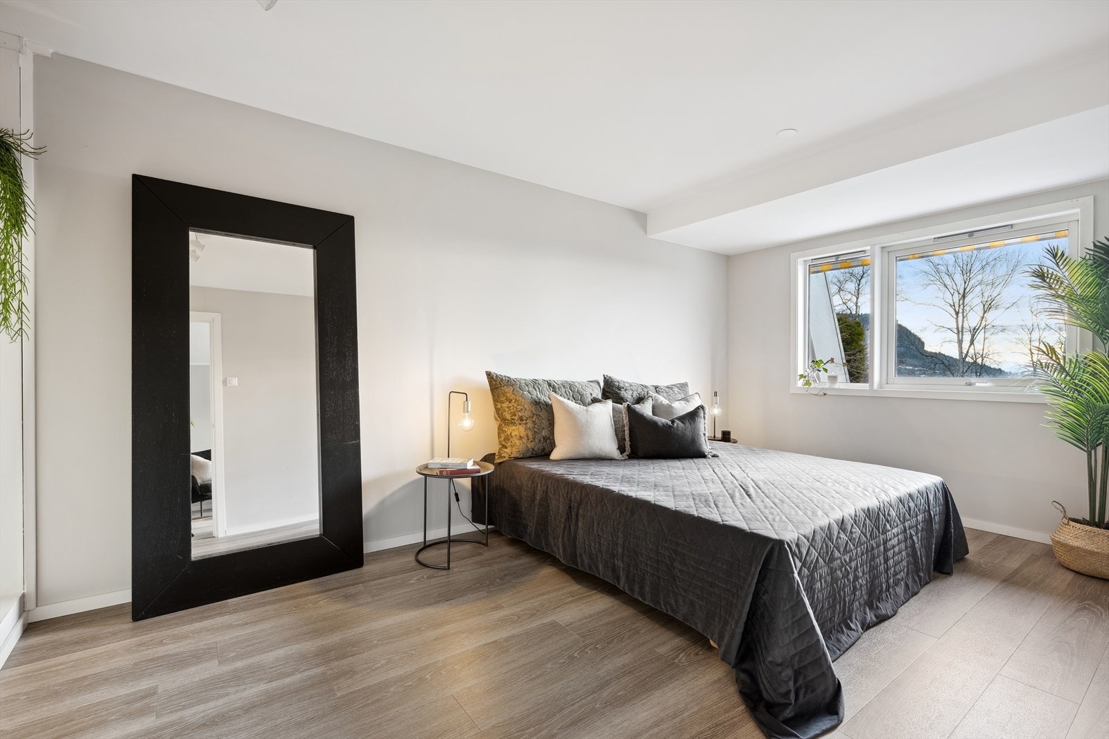 Stort og herlig soverom av meget god størrelse med plass til stor seng og tilhørende møblement. Legg merke til den fine utsikten herfra også. Galleribilde