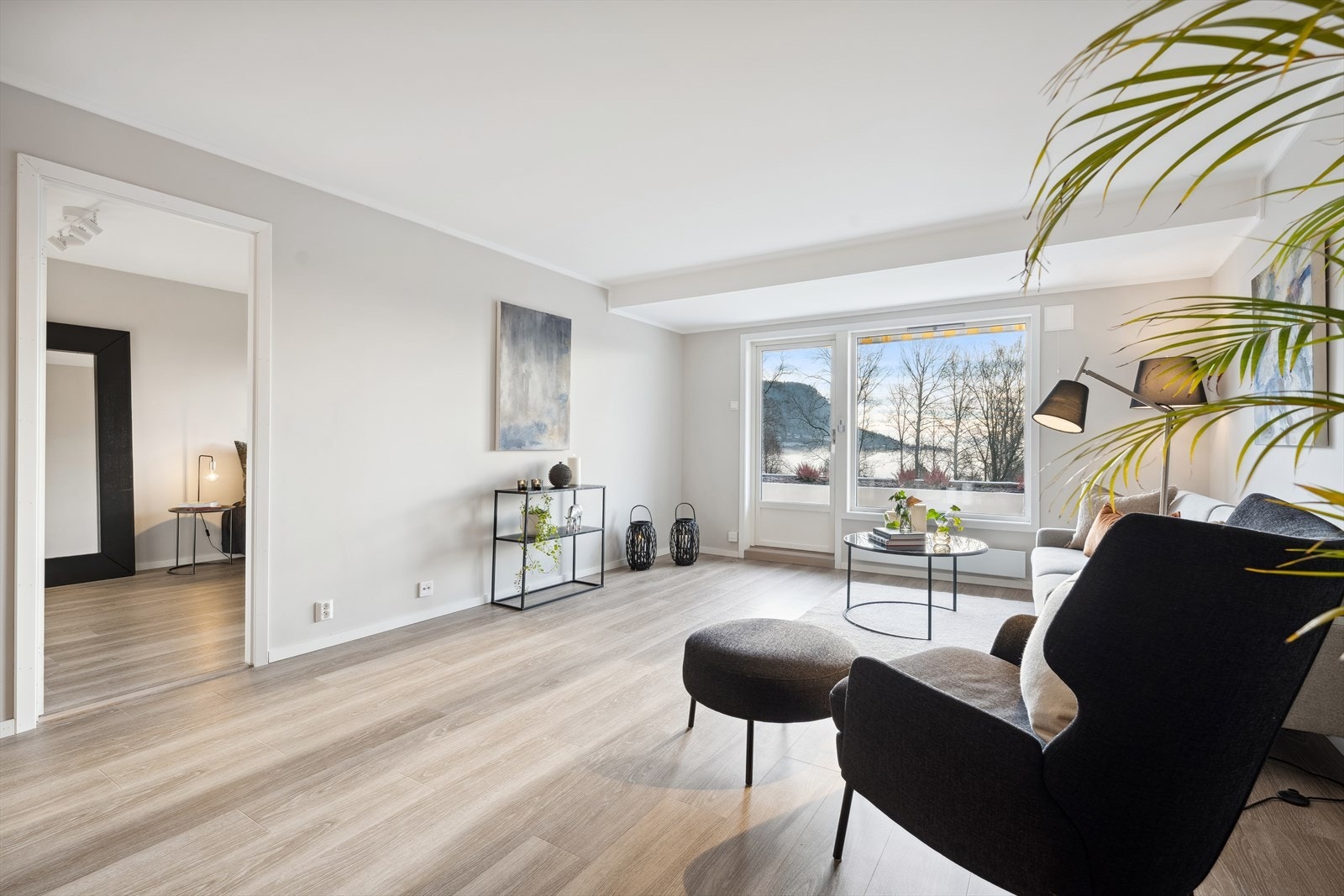 Stuen er lys og luftig. Det er fin plass stor sofagruppe og annet møblement. Nydelig utsikt! Galleribilde