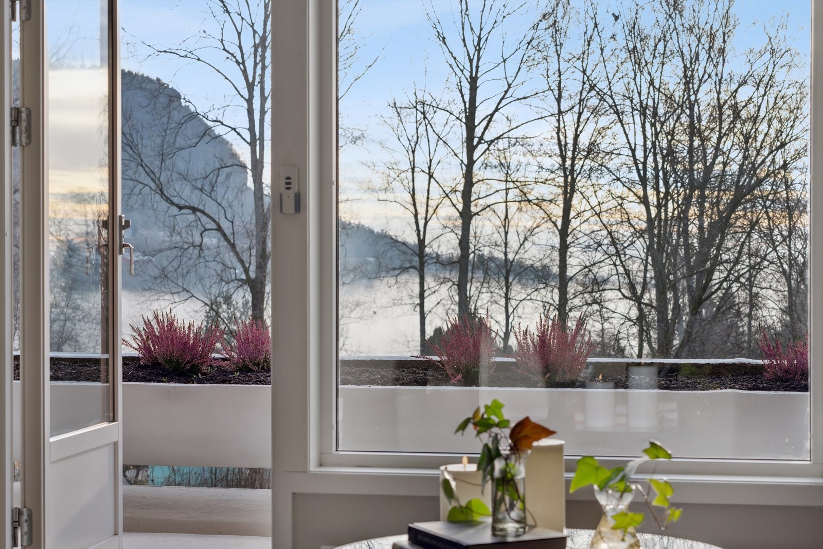 Leiligheten ligger høyt og fritt i terrenget uten innsyn og med flott utsikt. Her bor du usjenert! Galleribilde