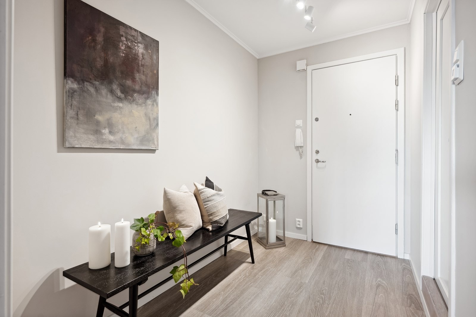 Velkommen inn Innbydende og romslig entrè med fin plass til garderobe. Hele leiligheten har nye flotte gulv. Galleribilde