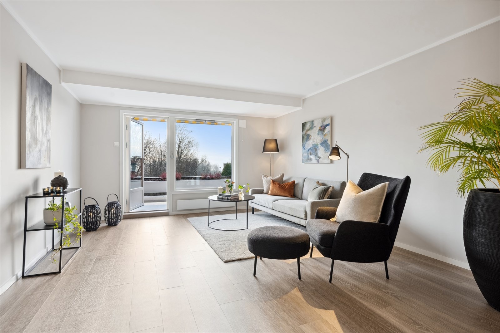 Stor lys og tiltalende 2-roms i Belsetveien 114 med svært enkel adkomst. Leiligheten er nylig helsparklet med nymalte vegger. Nymalt tak og nye flotte gulv. Den fremstår delikat, flytt rett inn! Galleribilde