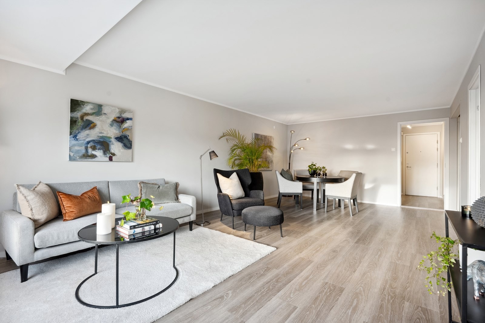 Stor flott stue med nymalte helsparklede vegger og flotte gjennomgående enstavs gulv fra 2024. Delikate farger og materialvalg. Galleribilde