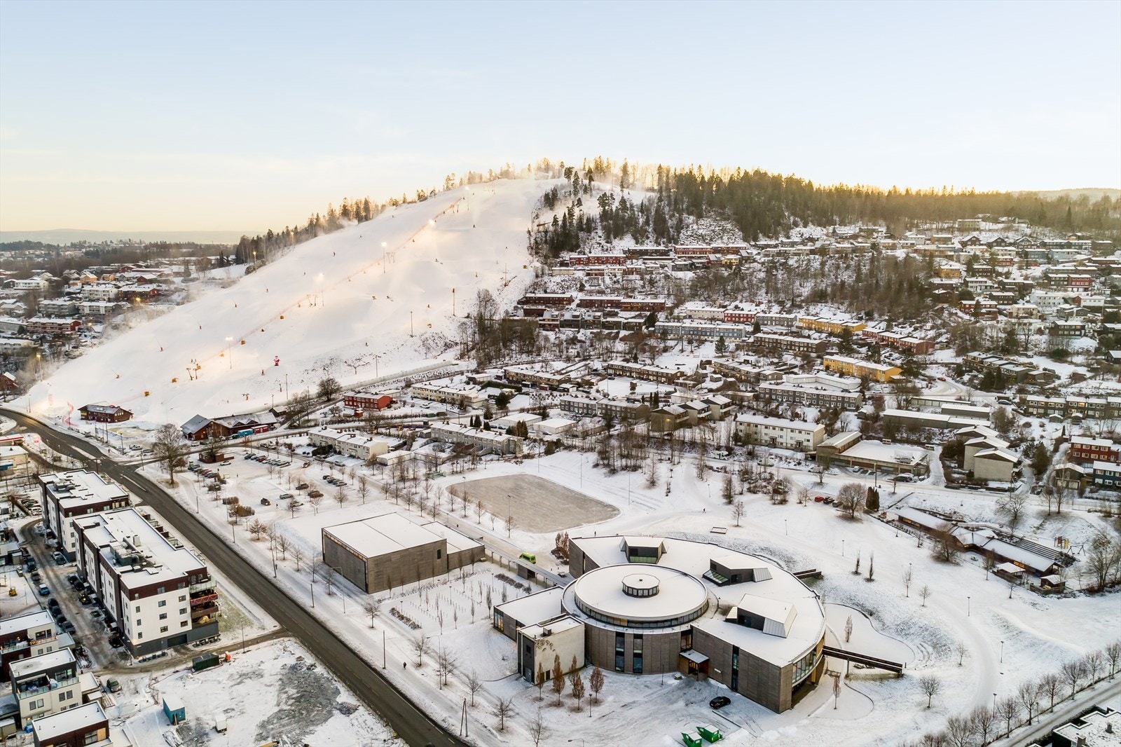Kirkerudbakken ligger like ved. Kun en kort kjøretur unna. Et eldorado for store og små. Galleribilde