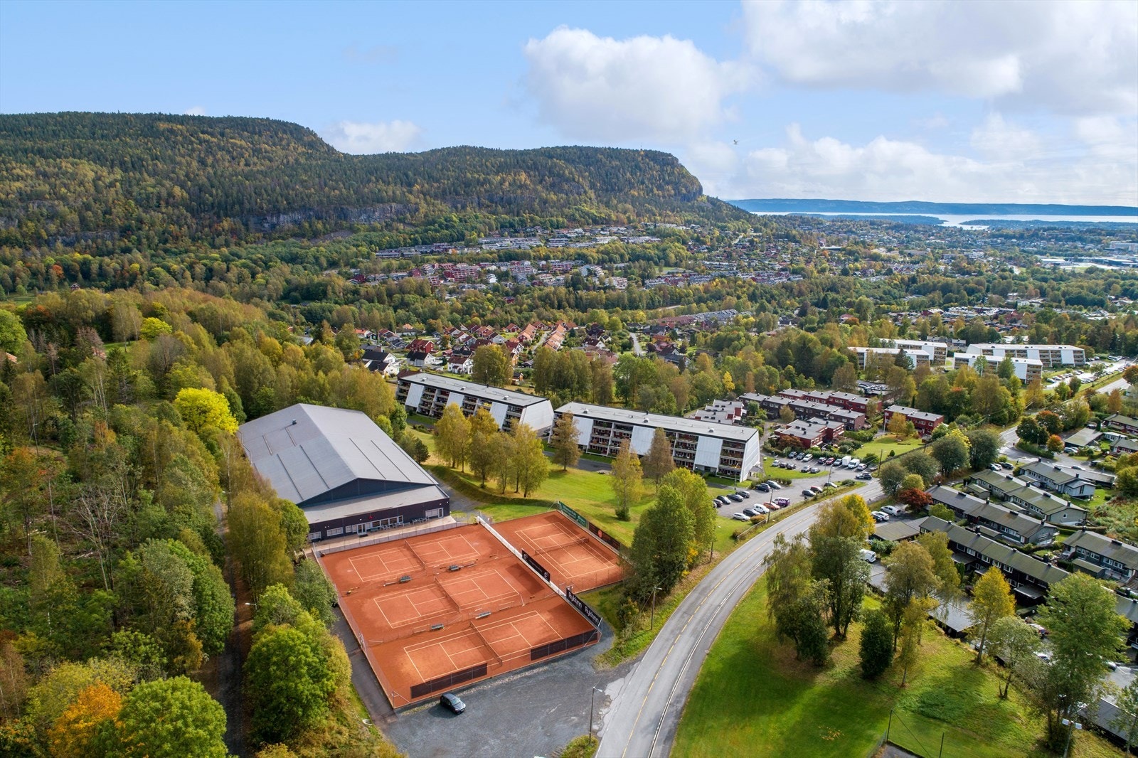 Populært tennisanlegg ligger rett ved, samt idylliske marka med flotte turstier og lysløype. Galleribilde