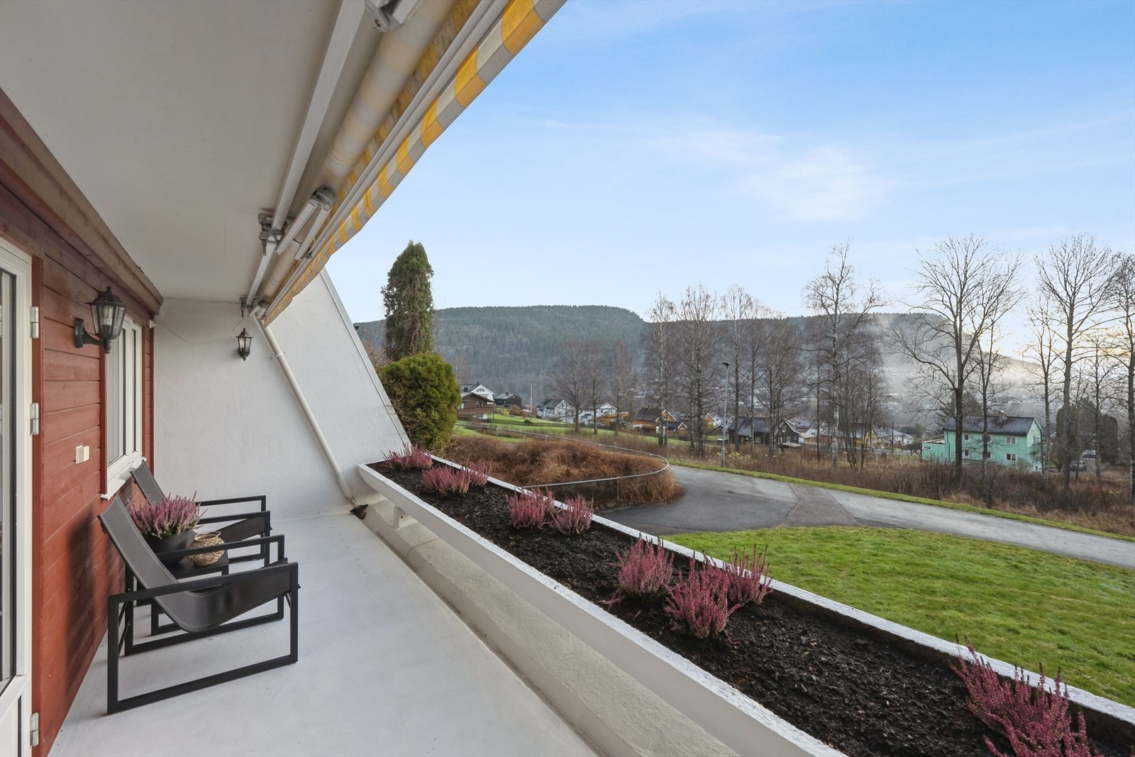 Leiligheten ligger i luftig i høy første etasje. det er god avstand til bakken. Galleribilde