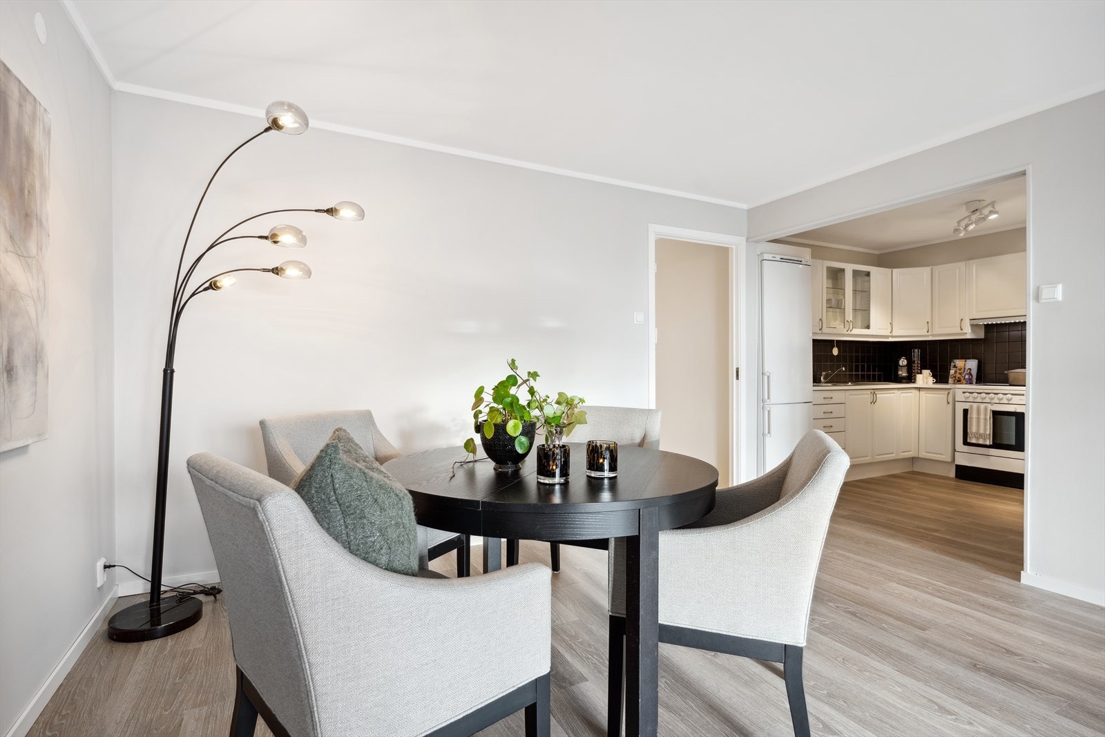 Stor og flott spisestueplass. Det er god plass til å møblere med ekstra stort spisebord. Galleribilde