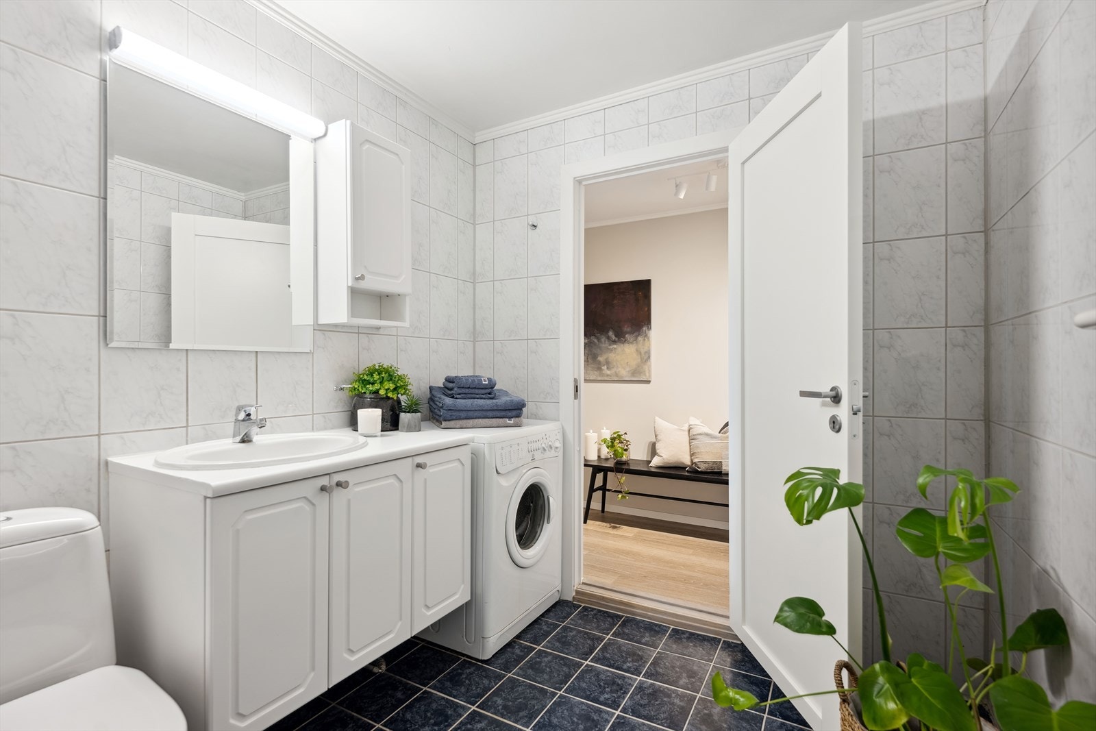 Flislagt bad og vaskerom med varmekabler. Galleribilde