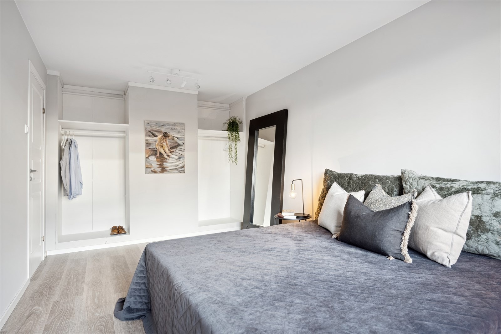 Åpen garderobe med god plass til klesoppbevaring. Galleribilde