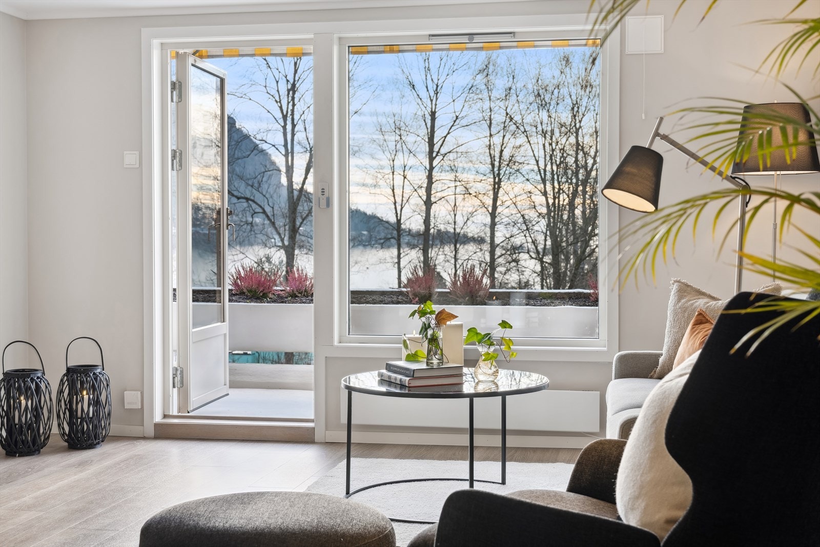 DNB Eiendom v/Mette Hagen har gleden av å presentere en stor. lys og delikat 2-roms i Belsetveien 114! Du har nydelig utsikt fra sofakroken. Galleribilde