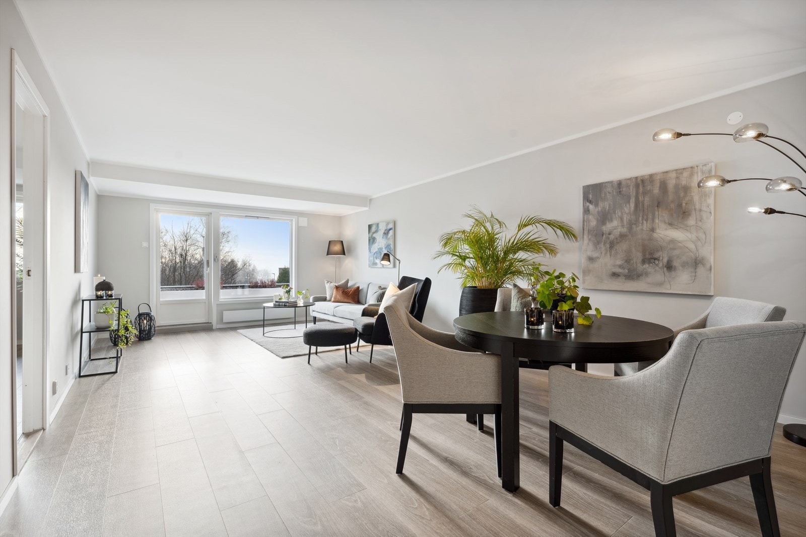 Lekker stue med fri og usjenert utsikt. Galleribilde