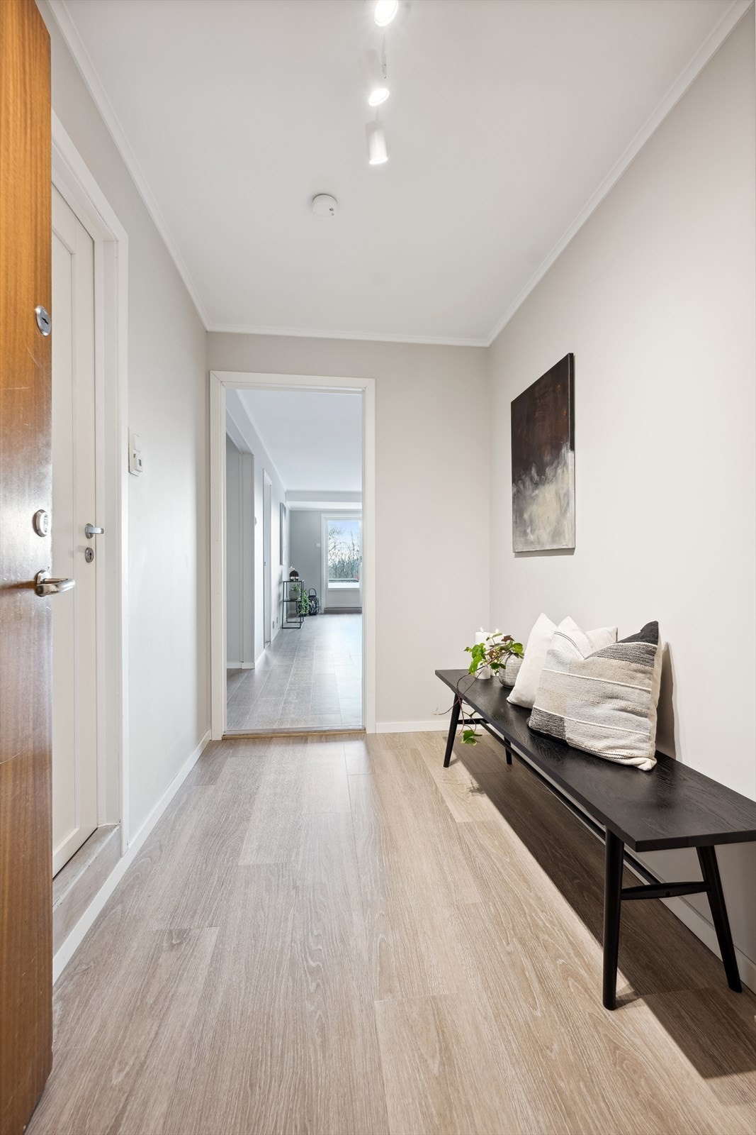 Hele leiligheten, unntatt badet har nye flotte gulv i samme kvalitet. Galleribilde