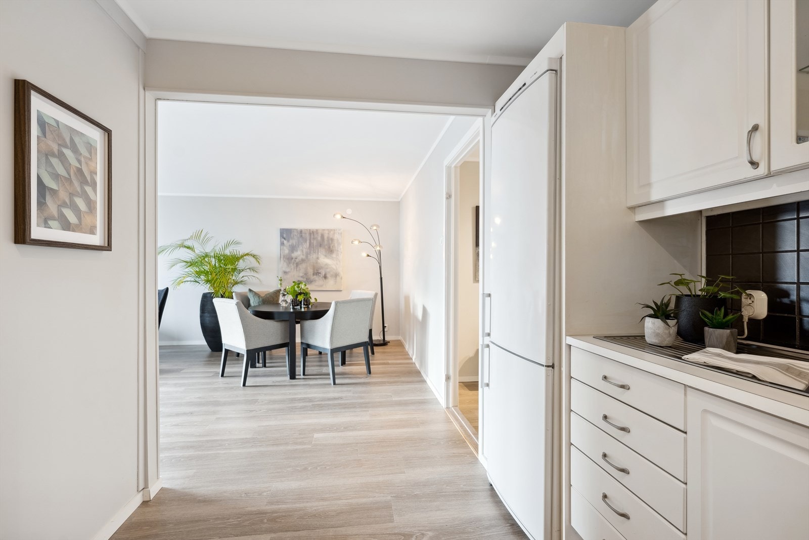 Praktisk kjøkkenavdeling, en fin løsning mot spisestuen og stuen. Galleribilde