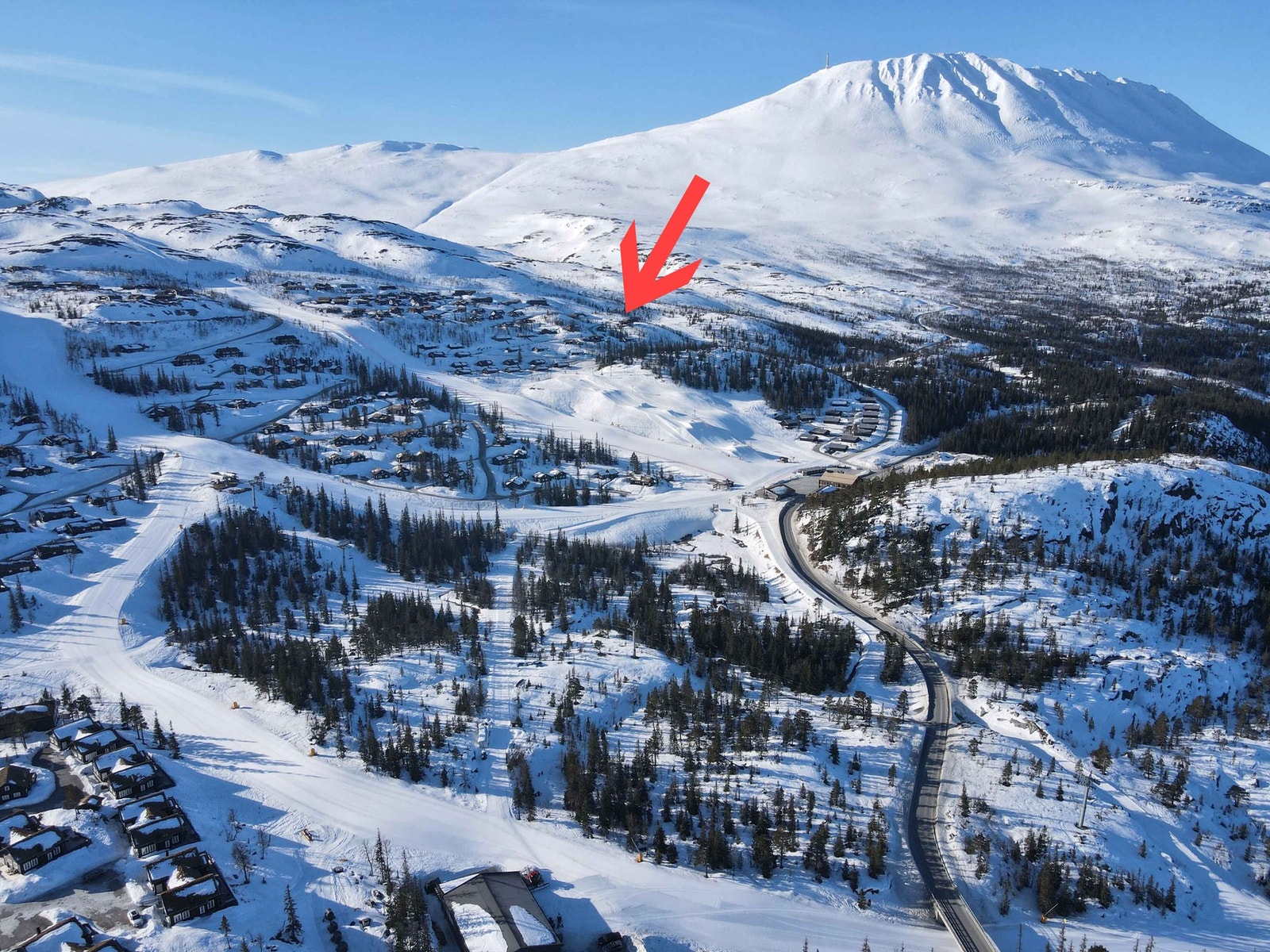 Tomten ligger høyt og flott ved Gaustatoppen! Pilen er plassert ved tomteområdet. Galleribilde