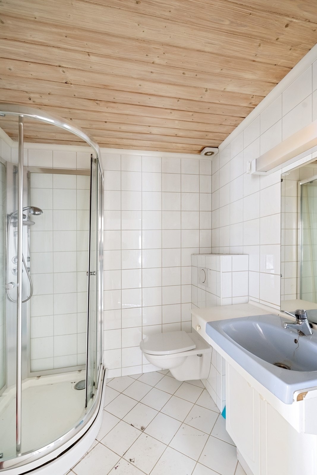 Hovedetasje: Opprinnelig byggemeldt som garasje/bod. Innredning av rommene til bruk for varig opphold er ikke bruksendret/omsøkt og er heller ikke godkjent av kommunen. Galleribilde