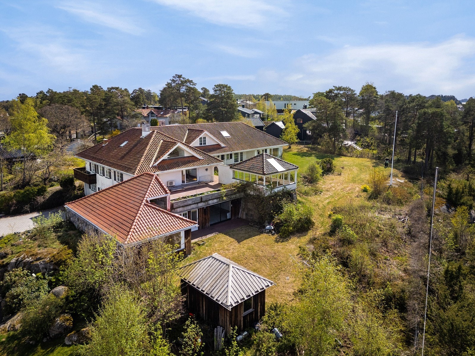Eneboligen ligger i et meget ettertraktet og barnevennlig boligområde i Rekkevik. Galleribilde