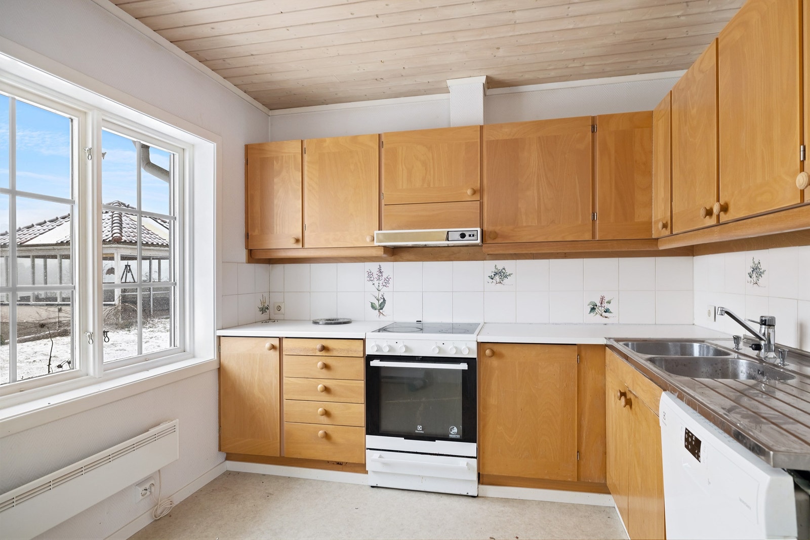 Hovedetasje: Opprinnelig byggemeldt som garasje/bod. Innredning av rommene til bruk for varig opphold er ikke bruksendret/omsøkt og er heller ikke godkjent av kommunen. Galleribilde