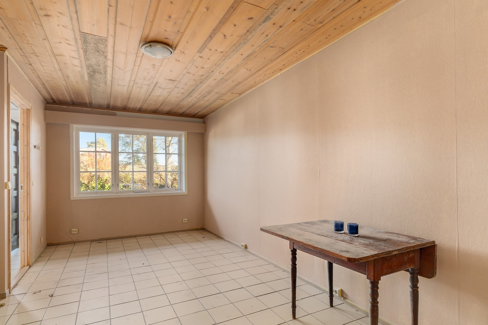 Kjelleretasje - Opprinnelig byggemeldt garasje. Innredning av rommene til bruk for varig opphold er ikke bruksendret/omsøkt og er heller ikke godkjent av kommunen. Galleribilde