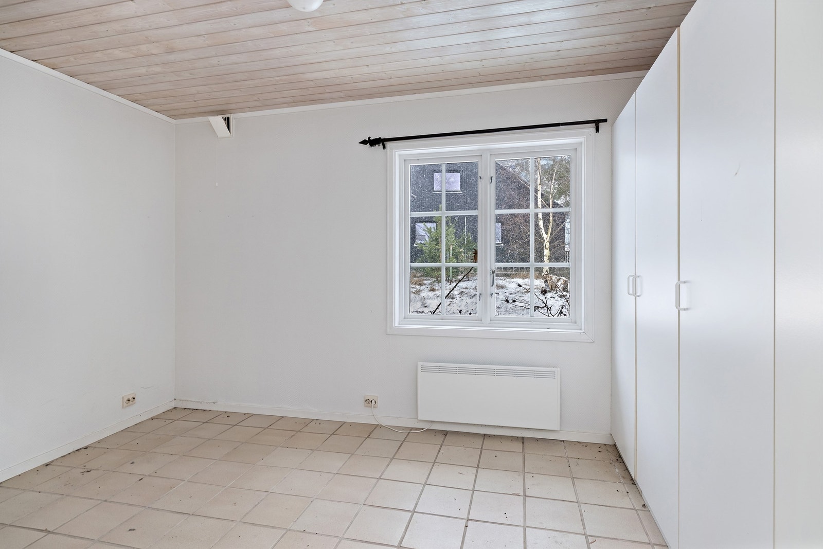 Hovedetasje: Opprinnelig byggemeldt som garasje/bod. Innredning av rommene til bruk for varig opphold er ikke bruksendret/omsøkt og er heller ikke godkjent av kommunen.v Galleribilde