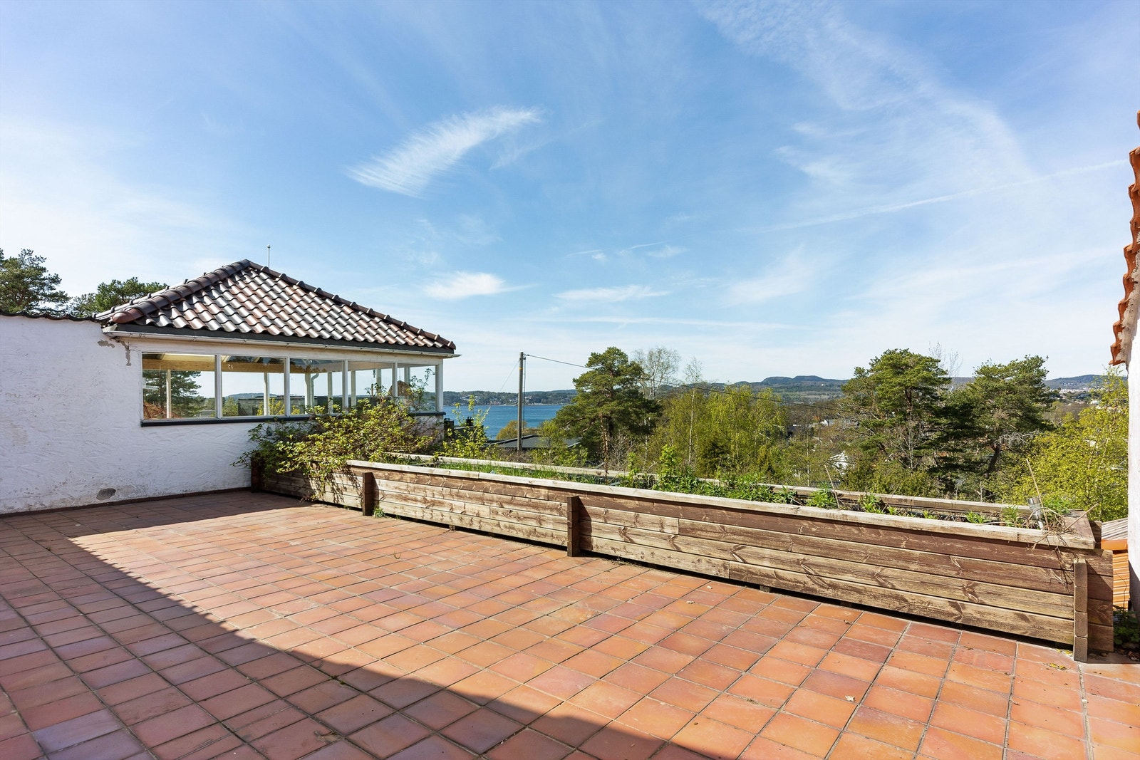 Flere steder en kan nyte uteområdet og utsikten. Galleribilde