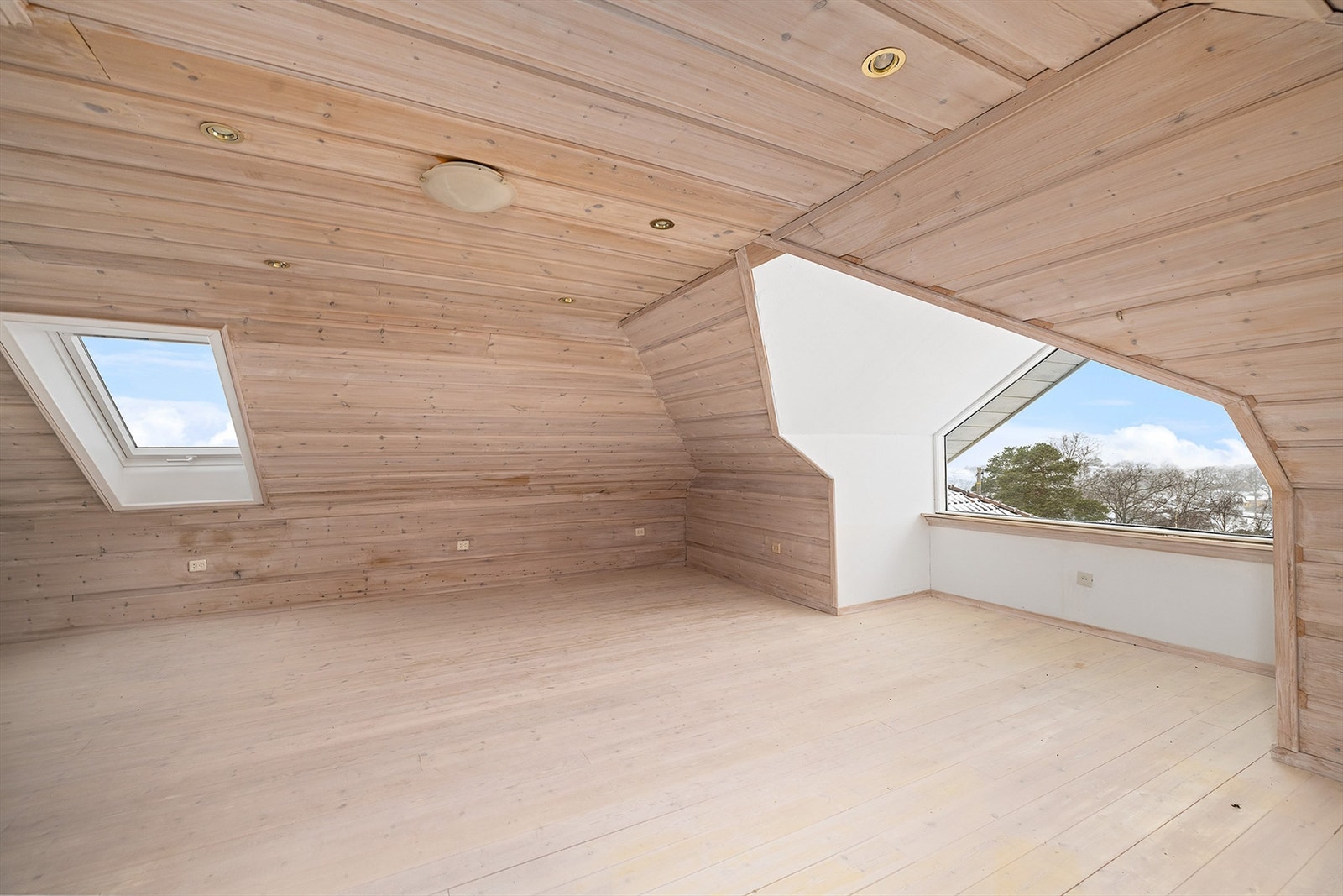 Loftsetasje - Opprinnelig byggemeldt loft. Innredning av rommene til bruk for varig opphold er ikke bruksendret/omsøkt og er heller ikke godkjent av kommunen. Galleribilde