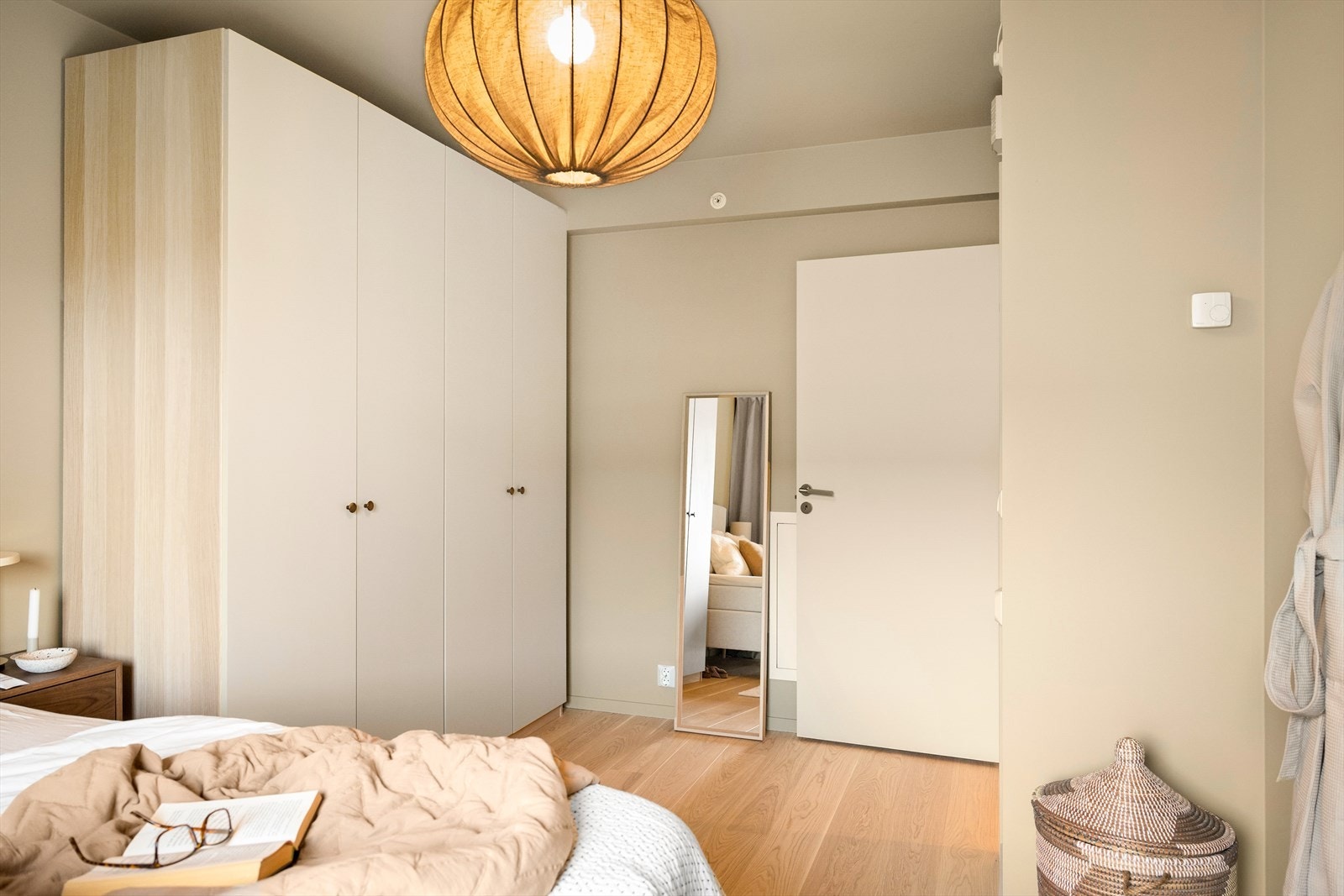 Rommet er utstyrt med stort garderobeskap som gir gode oppbevaringsmuligheter. Galleribilde