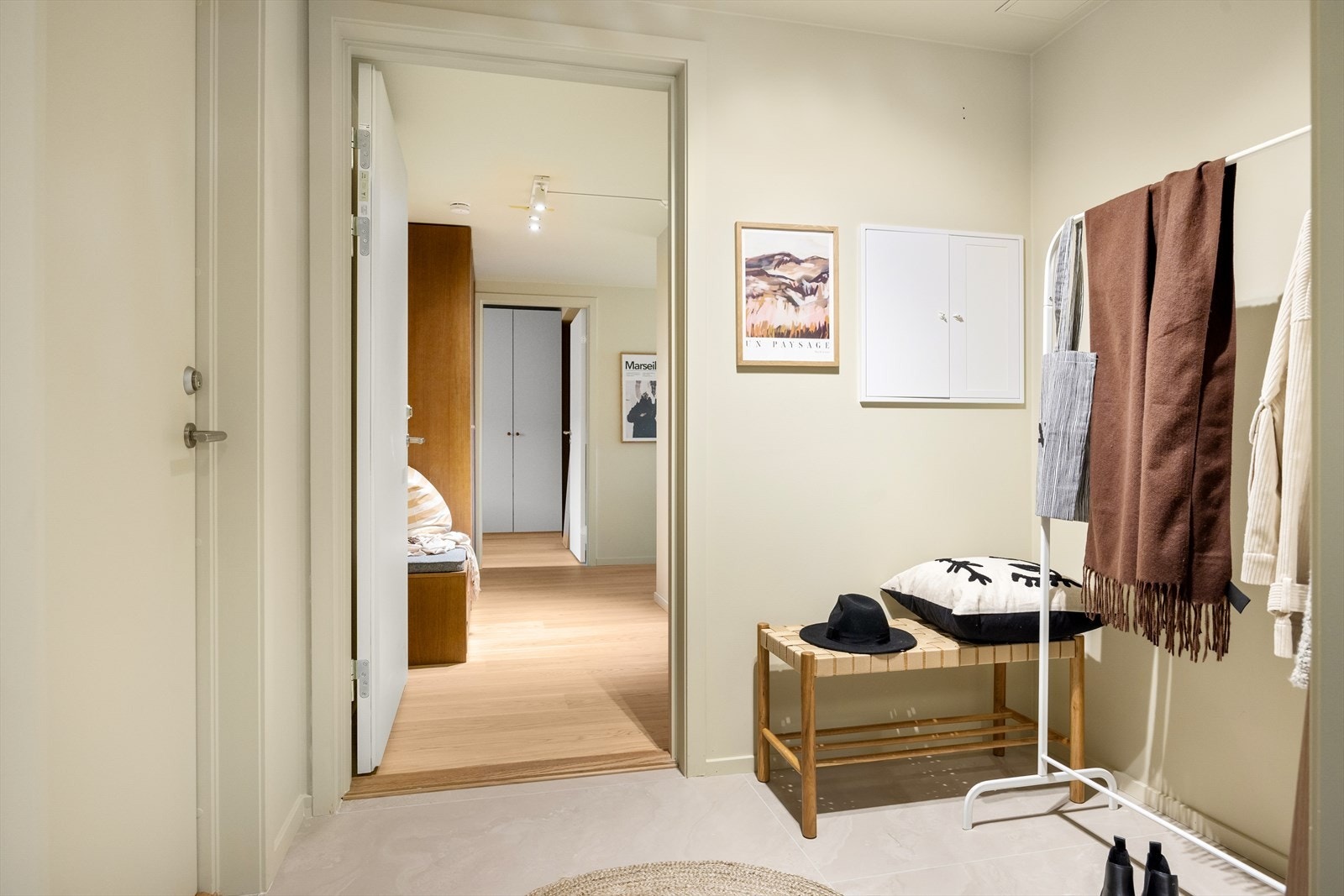 Boligen har en egen utleiedel med separat inngang (dør til venstre i bildet). I gangen er det god plass til ekstra oppbevaring samt oppheng for yttertøy og sko. Galleribilde