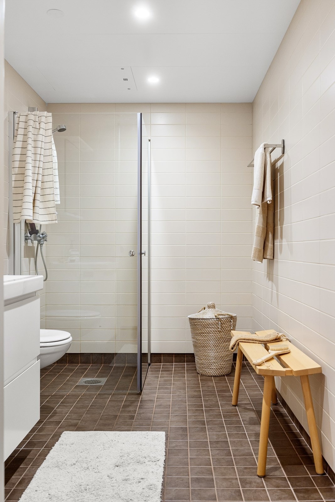 Badet består av en prefabrikkert baderomskabin med fliser på veggene. Himmelingen er kledd med lakkerte aluminiumsplater og har downlights. Gulvet er flislagt og har vannbåren gulvvarme. Galleribilde