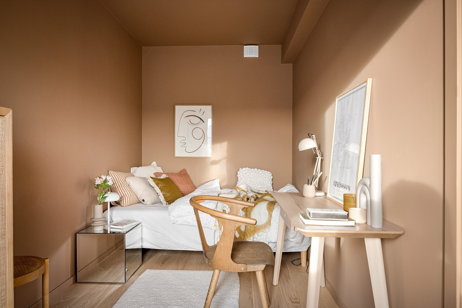 Rommet har fleksible bruksområder, og fungerer like godt som hjemmekontor, soverom, eller barnerom. Det er god plass til dobbeltseng og tilhørende møblement. Galleribilde