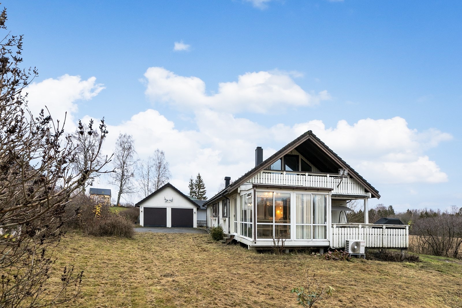 Rolig beliggenhet og store uteområder Galleribilde