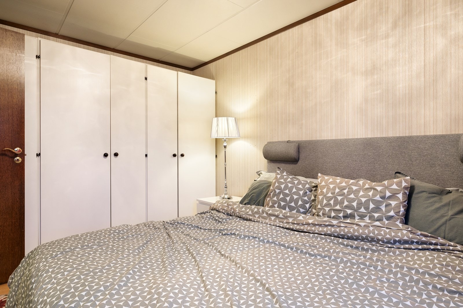 Garderobeskap gir rikelig med oppbevaringsmuligheter Galleribilde