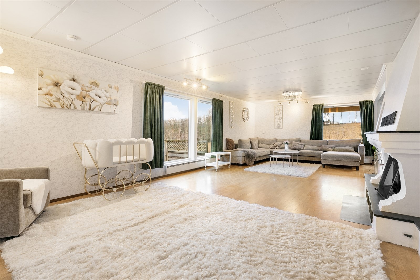 Romslig enebolig over to plan med 3 gode soverom, to stuer, kjøkken, bad og WC samt kontor Galleribilde