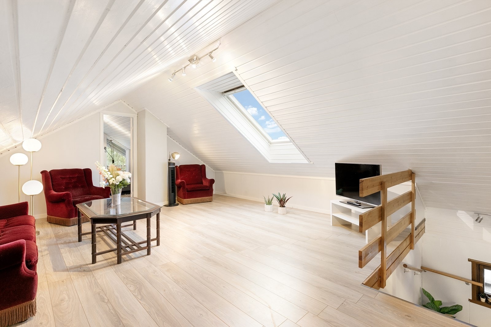 Velkommen til 2.etasje. Her finner man loftstue, 2 romslige soverom og balkong Galleribilde