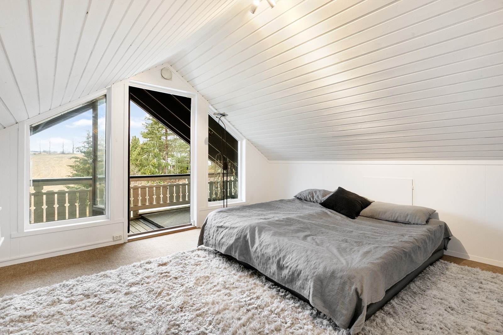 Soverom 4 er meget romslig og god plass til dobbeltseng og garderobeløsning. Det er også utgang til balkong Galleribilde