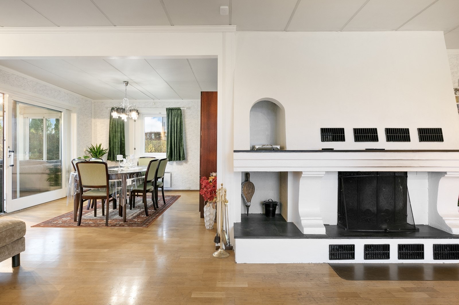 I stuen finner du en flott peis som gjør det ekstra varmt på kalde dager Galleribilde