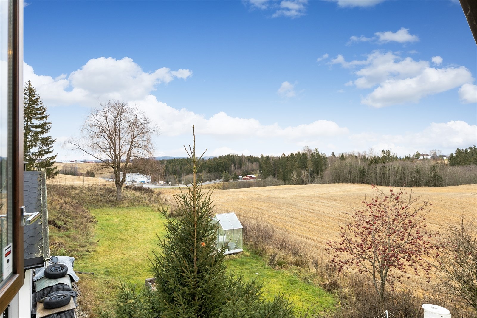 Utsyn til grønne omgivelser Galleribilde
