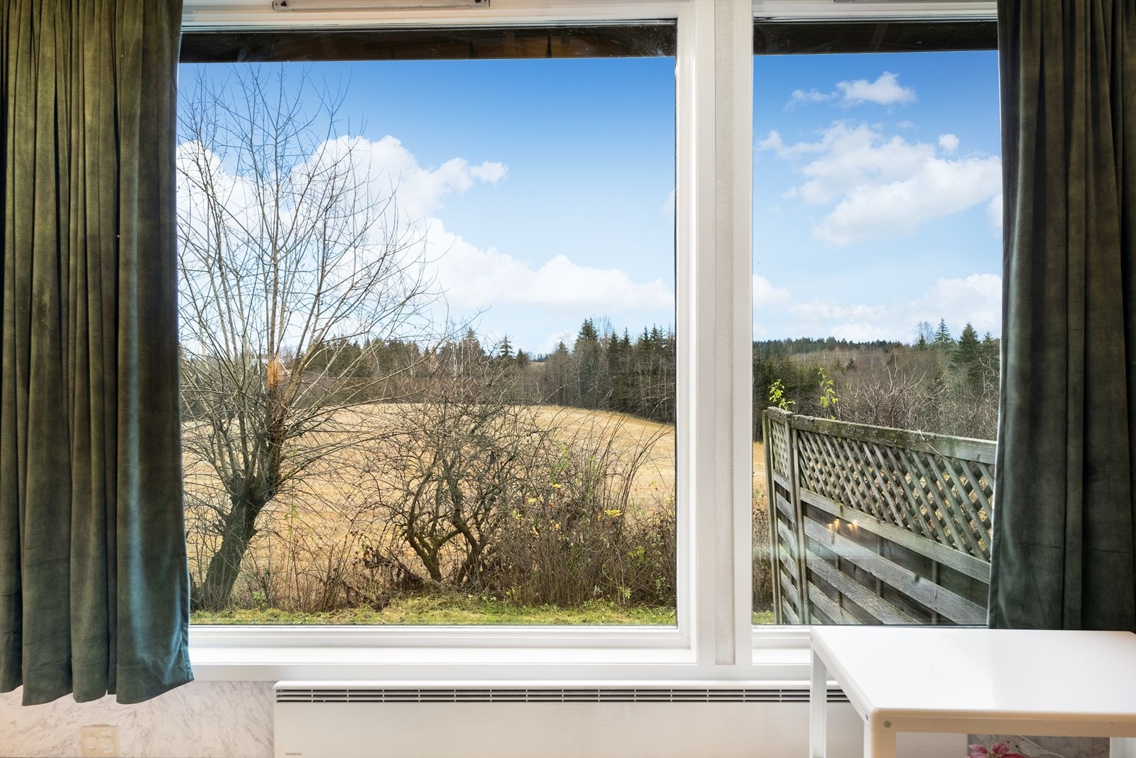 Store vindusflater slipper inn godt med naturlig lys Galleribilde