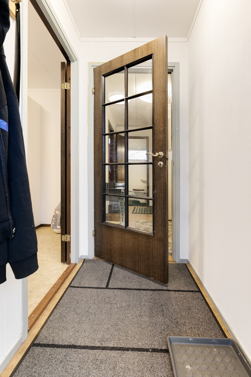 Vindfang/entré med god plass til å henge fra seg yttertøy Galleribilde