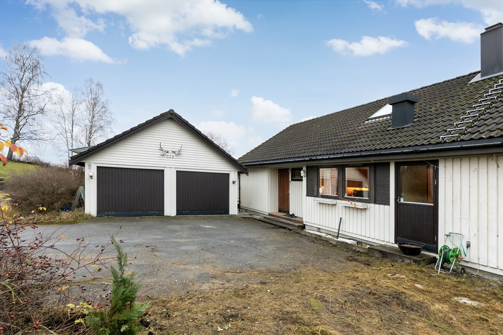 Her har du tilgang til dobbelgarasje, og plass til flere biler Galleribilde