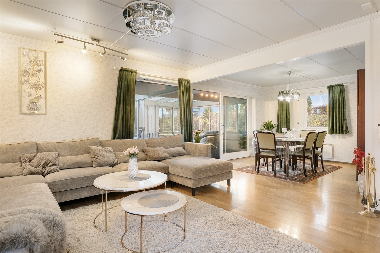 Fra stuen er det adkomst til en sydvestvendt terrasse og vinterhage Galleribilde